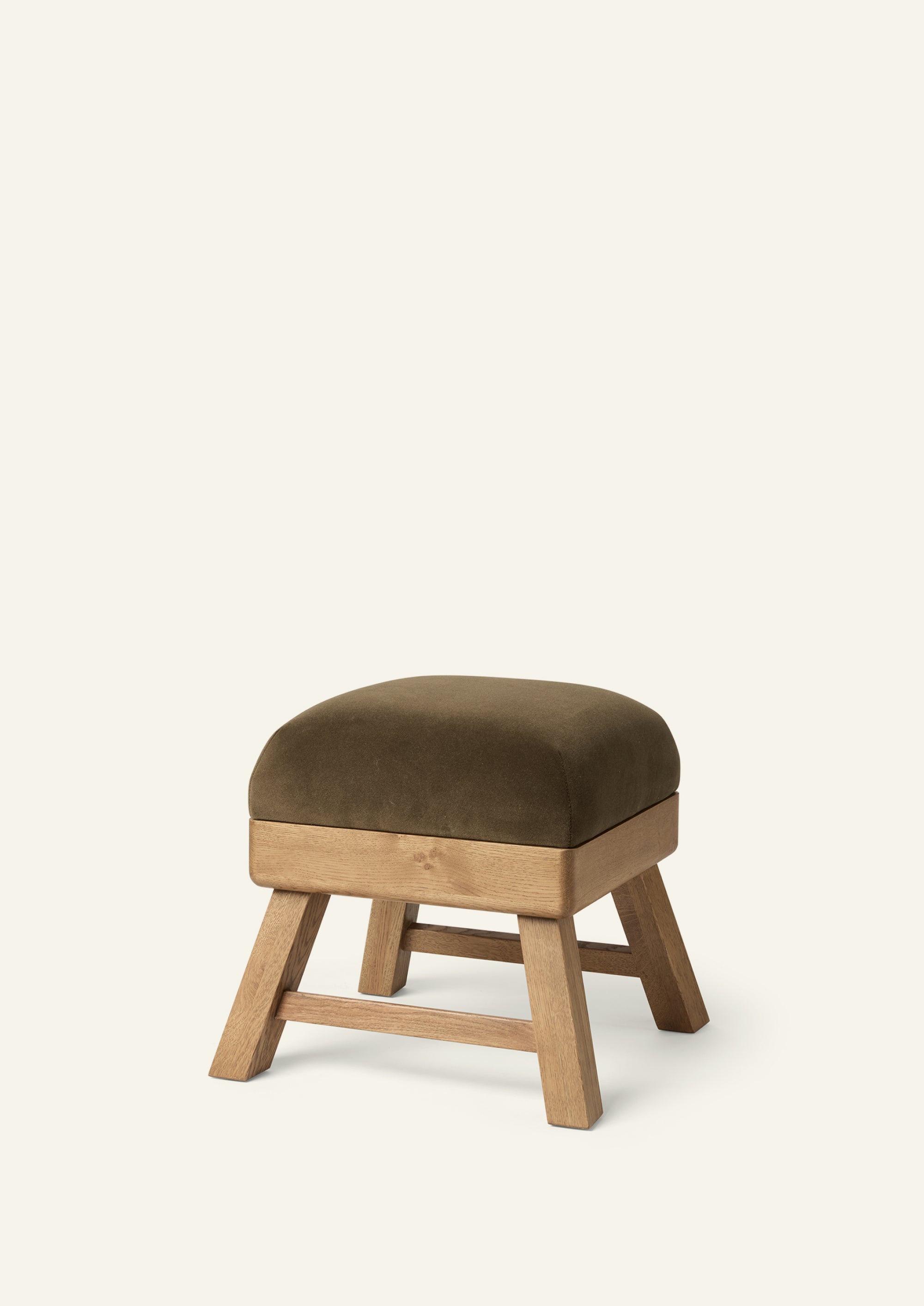 Romy Pouf in White Oak